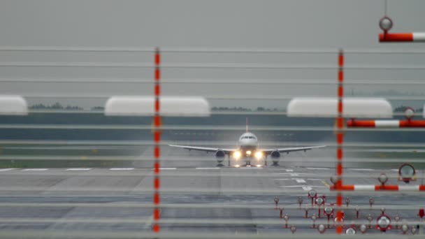 Vliegtuig vertrek bij regenachtig weer — Stockvideo