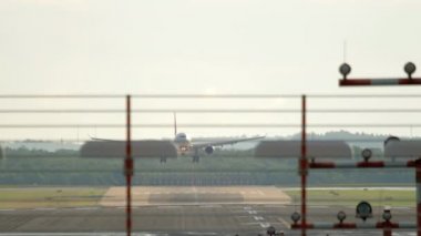 Geniş gövdeli uçak yaklaşıyor.