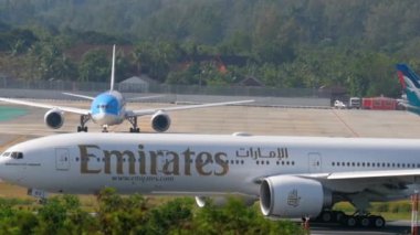 Uçak kalkıştan önce hızlansın.