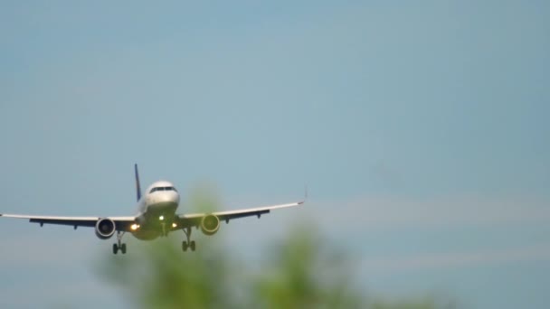 Avión acercándose temprano en la mañana — Vídeo de stock