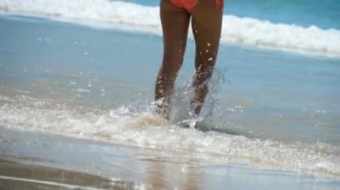 Yalınayak sahil yürüyüşü