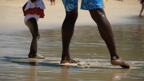 Vater und Tochter spielen am Strand — Stockvideo