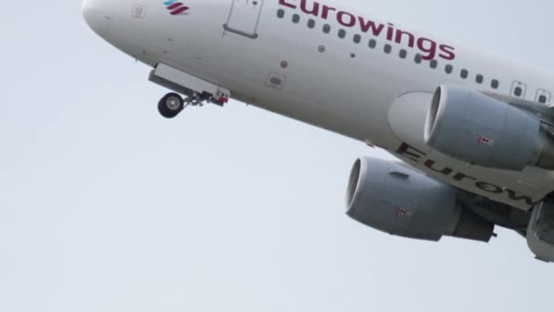 Repülőgép indulása Düsseldorfból — Stock videók