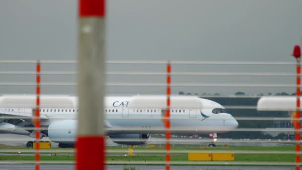 国泰航空空客 A350 滑行 — 图库视频影像