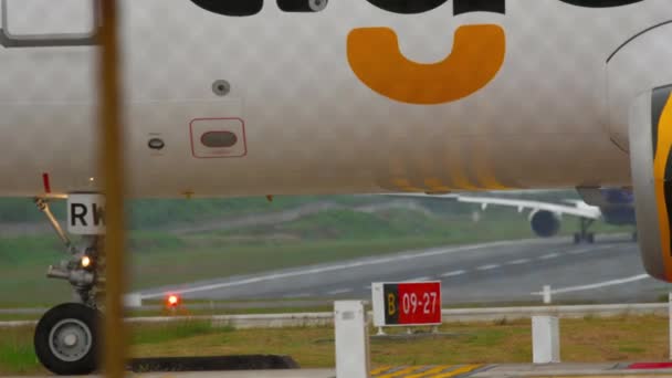 Tiger Air Airbus 320 zet start-en landingsbaan — Stockvideo