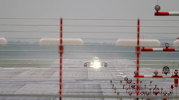 Flugzeug beschleunigt vor dem Start — Stockvideo