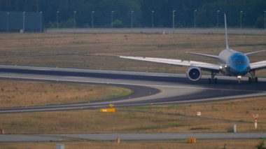 Boeing 787 iniş sonra Taksilemek