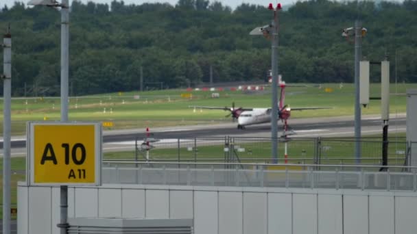 Düsseldorf Duitsland Juli 2017 Versnellen Airberlin Bombardier Dash Abqi Vóór — Stockvideo