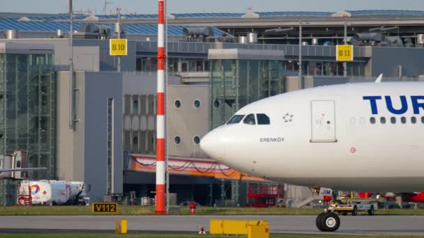 デュッセルドルフ ドイツ 2017 トルコ航空エアバス A330 ジムは 夕暮れ時の出発前にタキシング デュッセルドルフ空港 — ストック動画