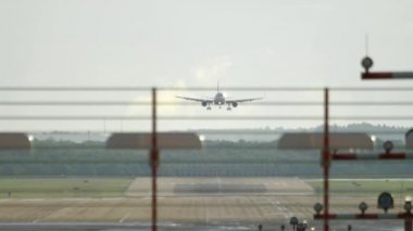 Uçak inmeden önce yaklaşıyor.