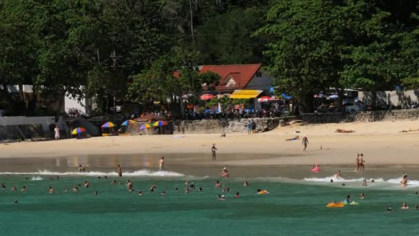 Alta temporada na praia de Karon em Phuket — Vídeo de Stock