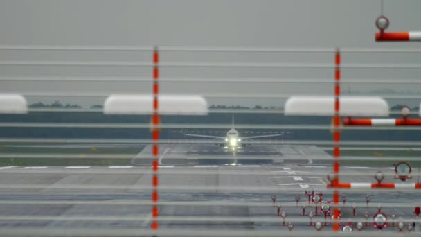 Salida del avión bajo la lluvia — Vídeos de Stock
