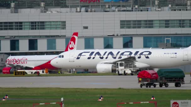 Flygplan före avresan från Düsseldorf — Stockvideo