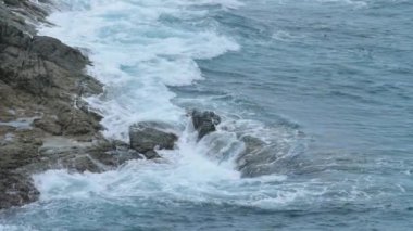 Okyanus kıyısı dalgaları