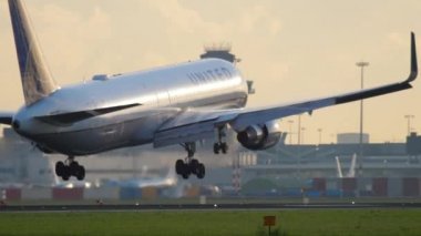 United Airlines Boeing 767 açılış