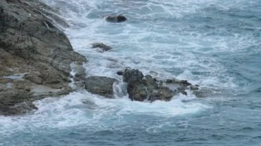 Okyanus rock kıyıya dalgalar