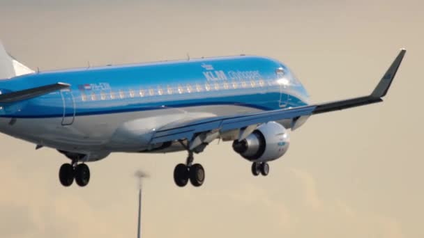 KLM Embraer Erj-175 посадки — стокове відео