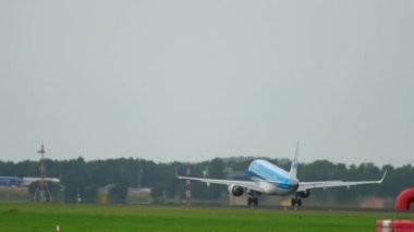 Amsterdam, Hollanda - 25 Temmuz 2017: KIM Cityhopper Embraer Erj-190 Ph-Ezd Okuldan ayrılırken, pist 36l Polderbaan. Shiphol Airport, Amsterdam, Hollanda