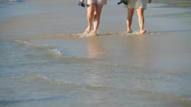 Barfußlaufen am Strand — Stockvideo