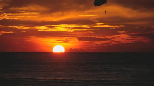 Orangefarbener Sonnenuntergang über dem Meer — Stockvideo