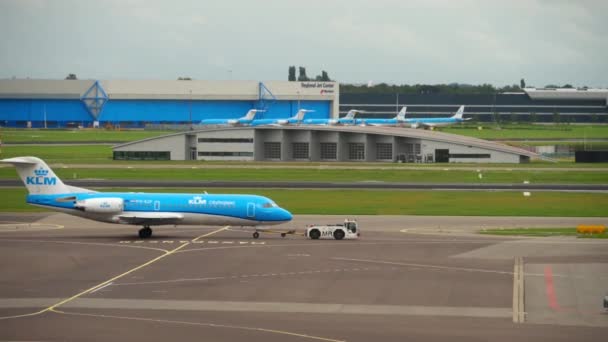 KLM Cityhopper Fokker F70 vontatás — Stock videók