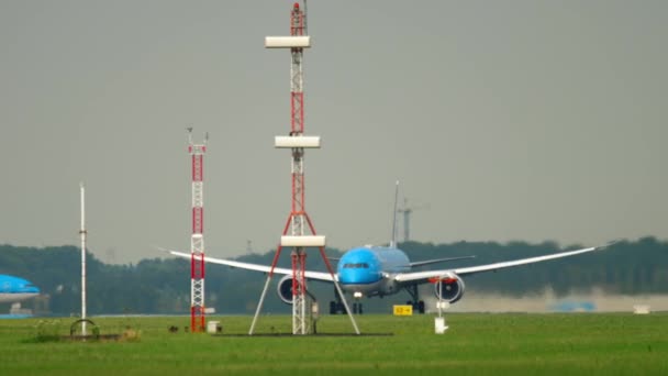 KLM Боїнг 787 прискорити перед вильотом — стокове відео
