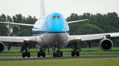 Amsterdam, Hollanda - 25 Temmuz 2017: Klm Royal Dutch Airlines Boeing 747 Ph-Bfc kalkış Polderbaan 36 l, Shiphol Airport, Amsterdam, Hollanda, önce Taksilemek