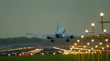 KLM Cityhopper Embraer 175 inişi