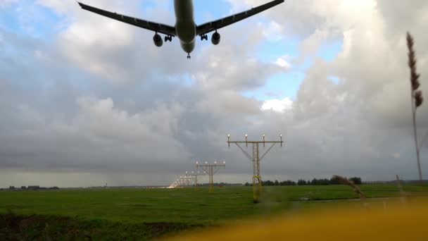 Avión aterrizando en pista iluminada — Vídeo de stock