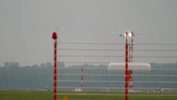 Airplane landing at rainy weather — Stock Video