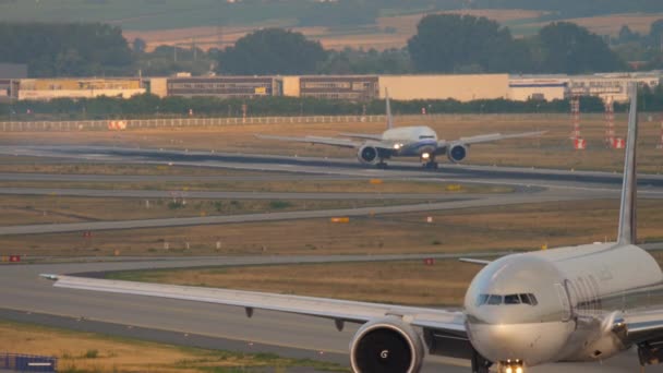 Boeing 777 taxing at Fraport — Stock Video