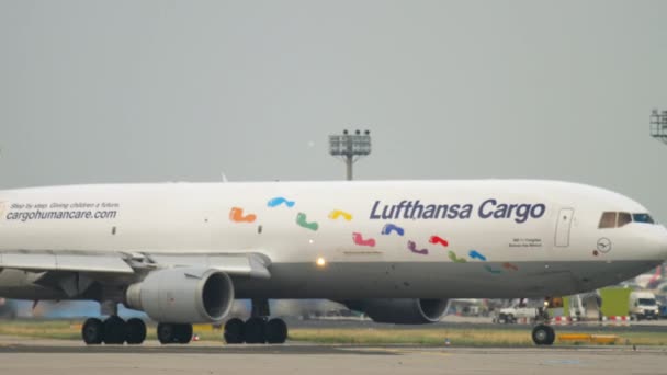 Lufthansa Cargo Md-11 avgång — Stockvideo