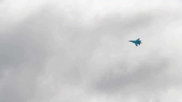 Soechoj Su-34 vleugelverdediger tijdens de demonstratie vlucht — Stockvideo