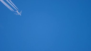 Yüksekten uçan uçak