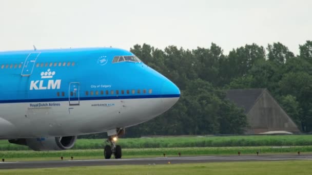 KLM Boeing 747 kalkış önce Taksilemek — Stok video