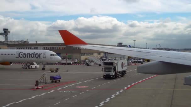 Lalu lintas apron Bandara Frankfurt — Stok Video