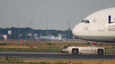 Lufthansa Airbus 380 'i çekiyoruz.