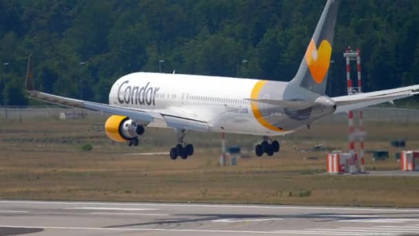 Condor boeing 767 közeledik — Stock videók