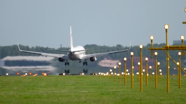 Atterrissage du Boeing 737 de Royal Air Maroc — Video