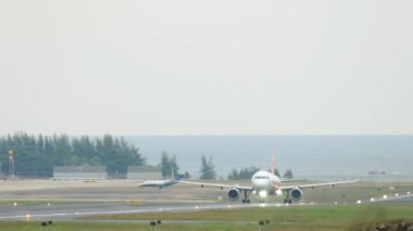 Airbus 320 Phuket Havaalanı'ndan kalktıktan