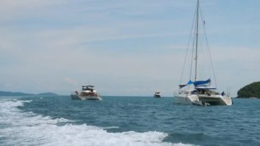 Katamaran, yatlar ve Andaman Denizi'nde sürat tekneleri