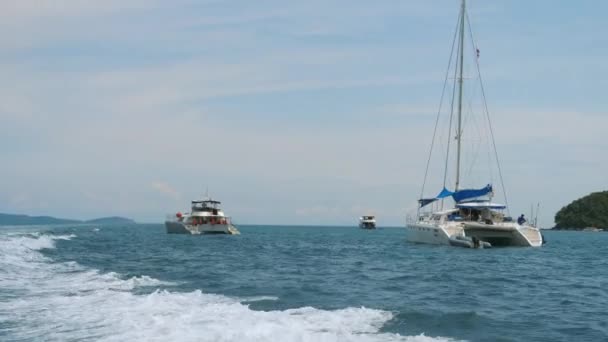 Katamarány, jachty a čluny v Andamanském moři — Stock video