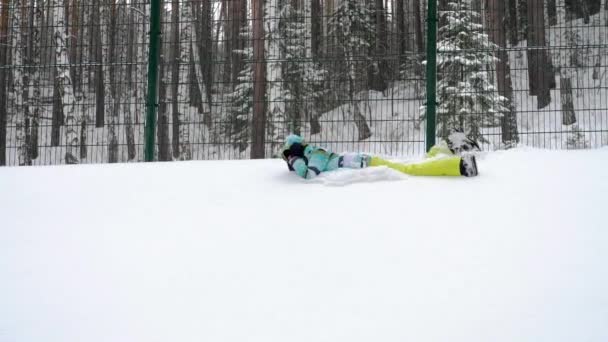 Lycklig kvinna på fluffig snö — Stockvideo