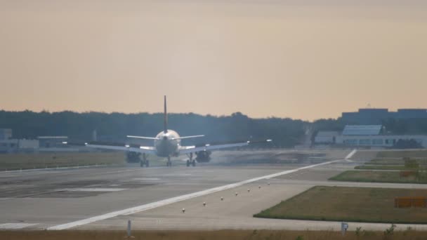 Avión aterrizando temprano en la mañana — Vídeos de Stock