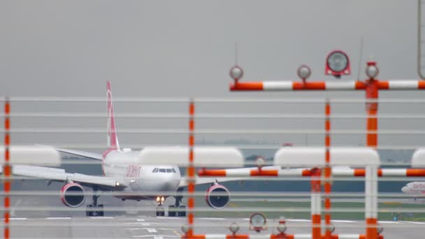 Avion circulant après l'atterrissage — Video