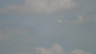 Uçak inmeden önce yaklaşıyor.