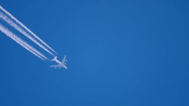 Yüksekten uçan uçak