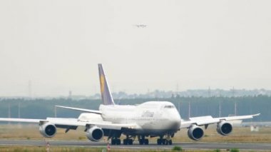 Uçak indikten sonra kalkıyor.