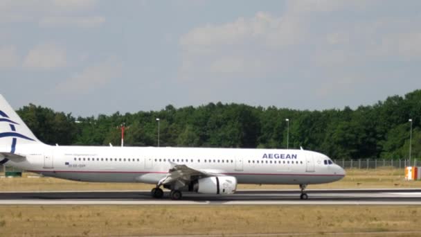 Airbus A321 taxning — Stockvideo