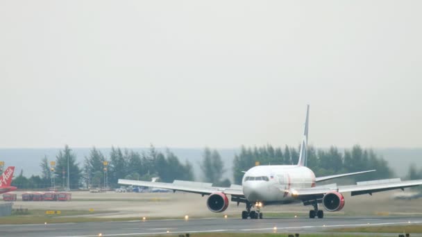 Boeing 767 rodaje en el aeropuerto de Phuket — Vídeos de Stock
